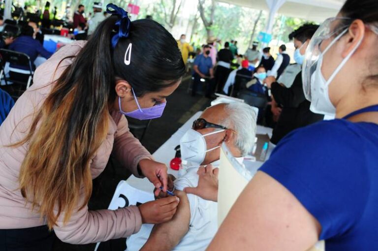 Jóvenes se disfrazan de adultos mayores para ser vacunados contra COVID en CDMX