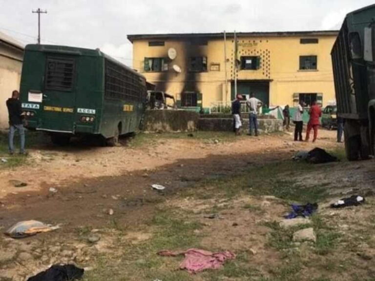 Comando ataca prisión y libera a más de mil 800 reos en Nigeria