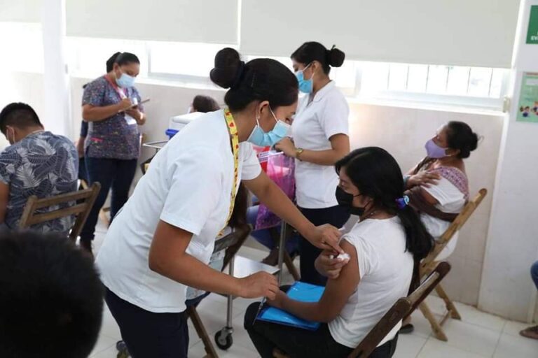 Sin contratiempo avanza vacunación de “Centennials” en Mérida