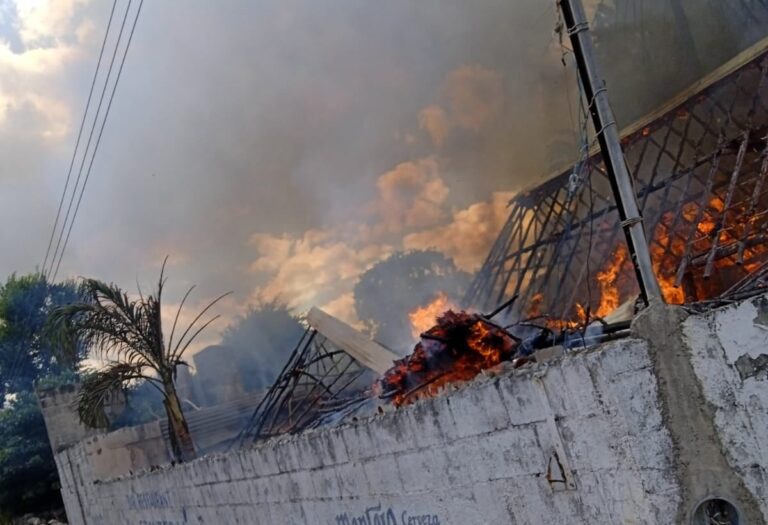 Niños provocan incendio en palapa de bar en comisaría de Motul