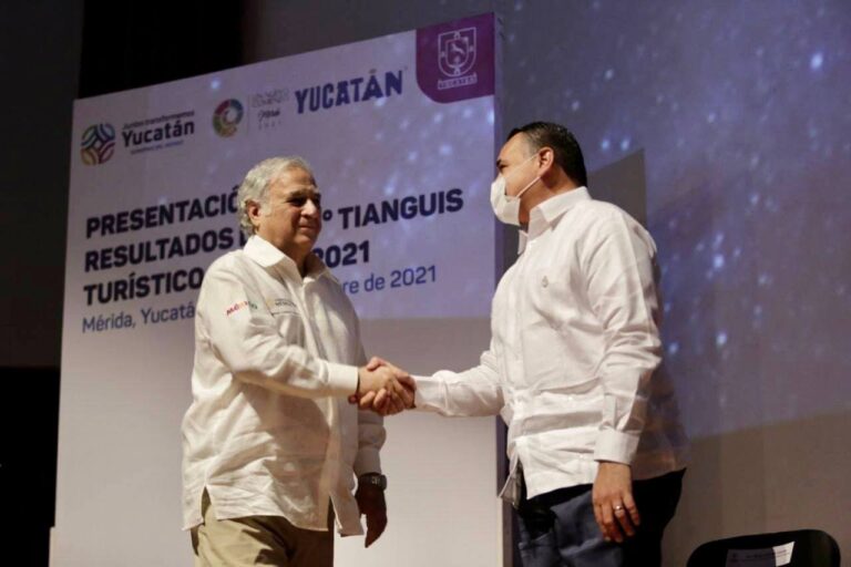 Renán Barrera recibe reconocimiento por stand inclusivo en el Tianguis Turístico 2021