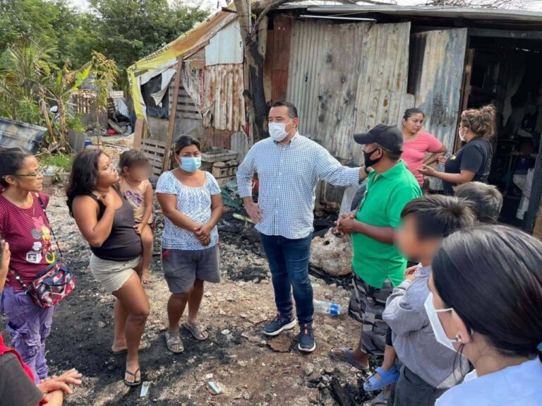 Renán Barrera realiza recorrido en colonias afectadas por incendios