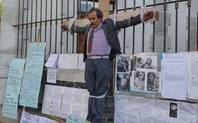 Hombre se crucifica frente a la Segob; exige apoyo por el secuestro de su hija
