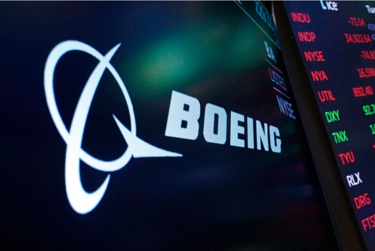 Boeing anuncia cambios en el liderazgo del programa 737 MAX tras incidente de seguridad.