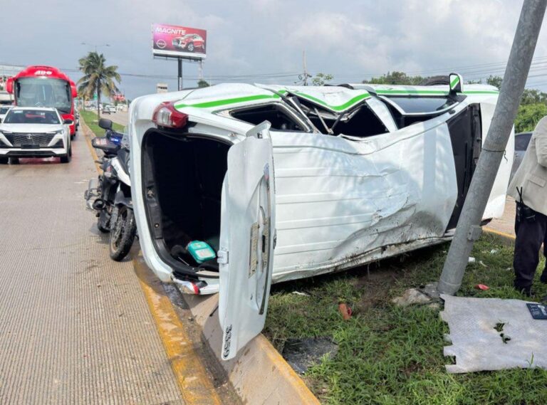¡Otra vez! Pavimento mojado provoca nueva volcadura en la Colosio de Cancún