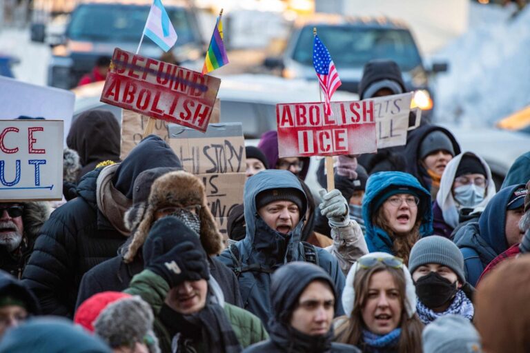 Minneapolis continúa furiosa: miles marchan contra las redadas de ICE tras muertes de activistas